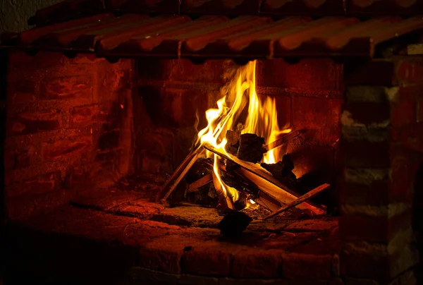 Foto Van Vlammen Haard Hout Verbranden Stenen Haard — Stockfoto