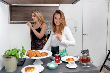 Mutlu lezbiyen çift kahvaltı hazırlıyor. LGTB Konsepti