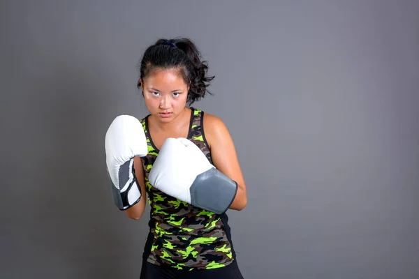 Asiática Etnia Esportista Com Luvas Boxe — Fotografia de Stock