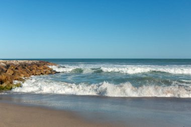 Arjantin 'in Mar del Plata plajındaki kaya dalgaları.