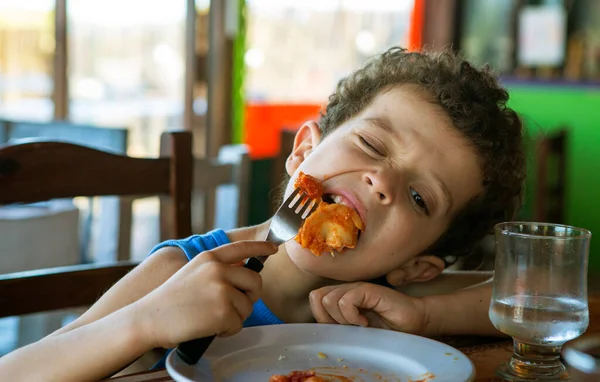 Piękny Kręcone Włosy Chłopiec Jedzenie Tortellini Restauracji — Zdjęcie stockowe