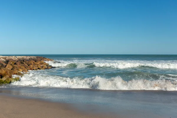Arjantin Mar Del Plata Plajındaki Kaya Dalgaları — Stok fotoğraf