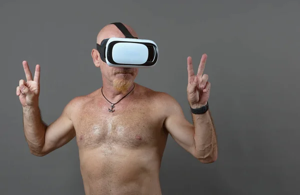 Shirtless Bald Man His Fifties Virtual Reality Goggles Playing — Stockfoto
