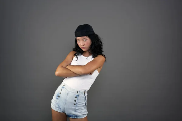Etnický Asijské Žena Městský Oblečení Vzdorný Postoj — Stock fotografie