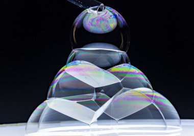 Sabun köpüklerinin yakın plan çekimi piramit şeklinde birikti.