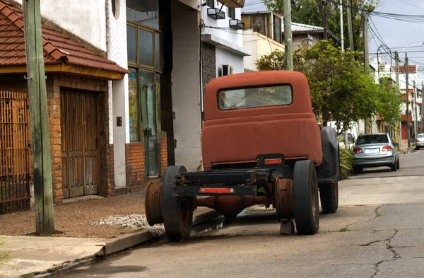 Photo Old Truck Abandoned City Street — 스톡 사진