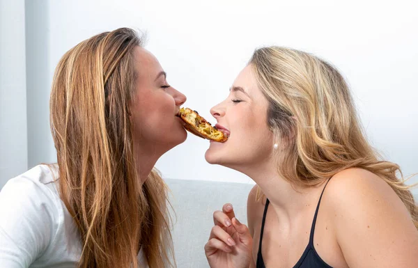 Young Girl Couple Sharing Same Bun — Zdjęcie stockowe