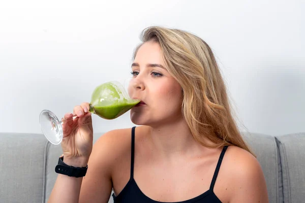 Pretty Young Blonde Glass Spinach Shake Health Concept Vegetarian —  Fotos de Stock
