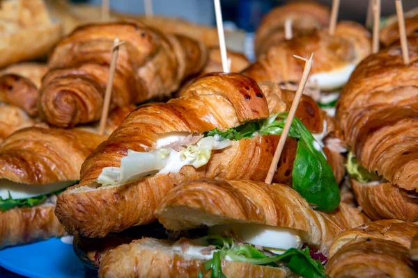 Ton balığı, yumurta ve sebze dolu kruvasan yığını.
