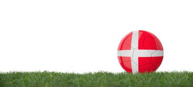 Danimarka bayrağı çimenlerin üzerinde futbol topu, kopyalama alanı beyaz arkaplan.