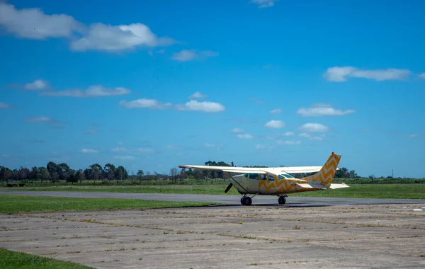 Foto Van Oude Vliegtuigen Start Landingsbaan Klaar Voor Vlucht — Stockfoto