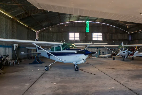 Oude Angar Met Verschillende Vliegtuigen Klaar Voor Vlucht — Stockfoto