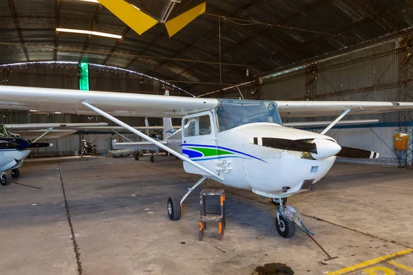 Foto Angar Viejo Con Varios Aviones Listos Para Vuelo — Foto de Stock