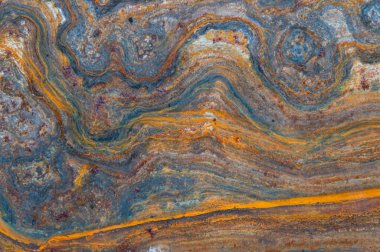 grunge arkaplan: eski metal bir yüzey üzerindeki kıvrımlı pas, tonlama 