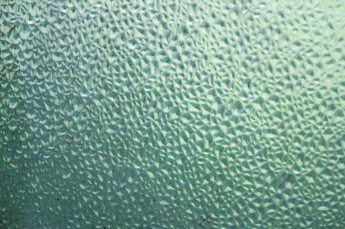 ferahlatıcı arkaplan: şeffaf bir yüzeydeki çiy taklidi, renk tonlama, kısa odaklanma. 