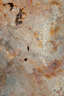 Grunge arkaplan: eski boyanmış metal bir yüzeyde pas, çelik korozyonundan kaynaklanan delikler, tonlama 