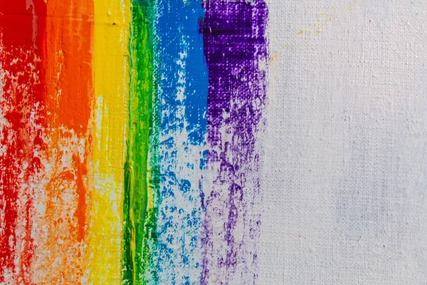 Çok renkli boyanın birkaç darbesi açık bir yüzeyde LGBT topluluğunun bir parçasını tasvir ediyor. Kısa odaklan, bulanık. Geçici bir nesne, sanat eseri değil.. 