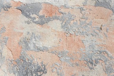 Dekoratif alçıyla kaplı yüzey kaotik desenli, çok renkli benekli. 