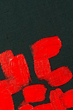 soyut yaratıcı arkaplan: siyah bir tuval, geçici bir nesne tonu, kırmızı noktalar, renkli astar renkleri ve sıçramaları. 