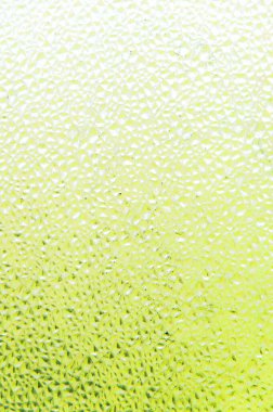 ferahlatıcı arkaplan: şeffaf bir yüzeydeki çiy taklidi, renk tonlama, kısa odaklanma. 