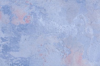 Dekoratif alçıyla kaplı yüzey kaotik desenli, çok renkli benekli. 