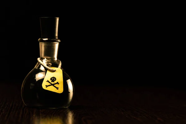 Botol Racun Dengan Label Peringatan Bahaya Pada Latar Belakang Gelap Stok Foto Bebas Royalti