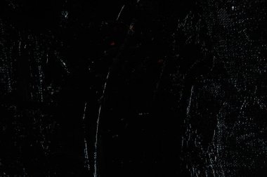 Karanlık yaratıcı arka plan, pürüzlü keten branda siyah astar ile örtülü, ışığın yansımaları. Tonlama, bulanıklaştırma, seçici odaklanma. 