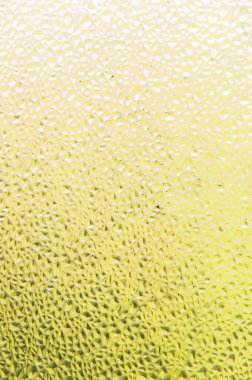 ferahlatıcı arkaplan: şeffaf bir yüzeydeki çiy taklidi, renk tonlama, kısa odaklanma. 