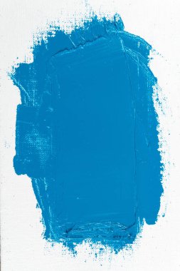 Beyaz, sanatsal bir gazlı bez üzerinde geniş bir mavi boya darbesi yakın çekim, tonlama, serbest alan 