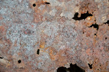 Grunge arkaplan: eski boyanmış metal bir yüzeyde pas, çelik korozyonundan kaynaklanan delikler, tonlama 