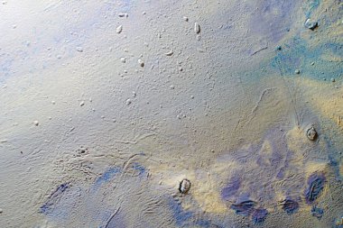 Soyut yaratıcı grunge arkaplan: inceldikten sonra palette donmuş yağ boyası, çok sayıda çatlak ve soyulma, kısa odaklanma. 