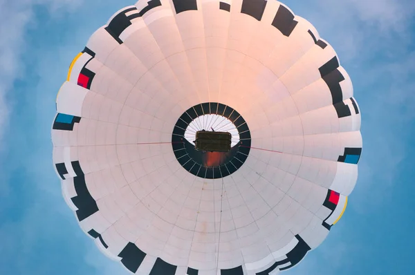 20210715 Latający balon w powietrzu szwedzkiego archipelagu latem 2021 r. — Zdjęcie stockowe