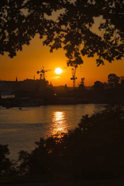 Pôr do sol sobre guindastes em Estocolmo Suécia 20210721 — Fotografia de Stock