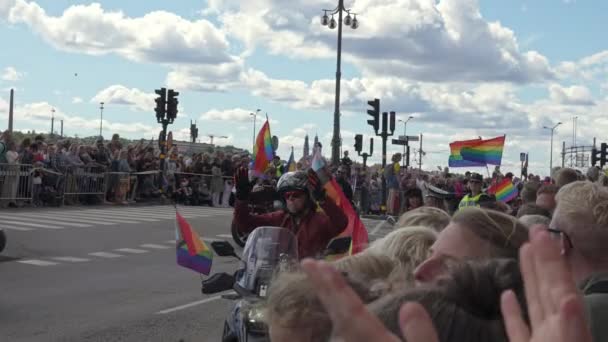 Video Cámara Lenta Del Desfile Del Orgullo Estocolmo Suecia Agosto — Vídeos de Stock