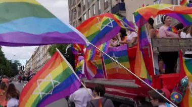 Stockholm İsveç Ağustos 2022 'de bir grup insan gururu kutluyor. Yüksek kalite 4k görüntü