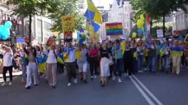 Stockholm İsveç Ağustos 2022 'de bir grup insan gururu kutluyor. Yüksek kalite 4k görüntü