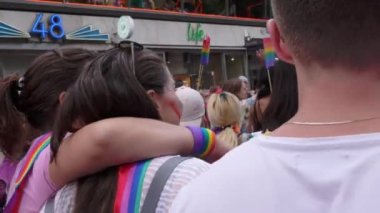 Stockholm İsveç Ağustos 2022 'de bir grup insan gururu kutluyor. Yüksek kalite 4k görüntü