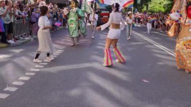 Stockholm İsveç Ağustos 2022 'de bir grup insan gururu kutluyor. Yüksek kalite 4k görüntü