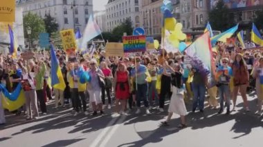 Stockholm İsveç Ağustos 2022 'de bir grup insan gururu kutluyor. Yüksek kalite 4k görüntü