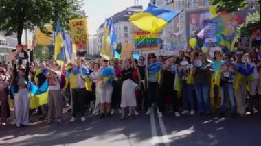 Stockholm İsveç Ağustos 2022 'de bir grup insan gururu kutluyor. Yüksek kalite 4k görüntü