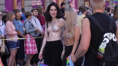 Stockholm İsveç Ağustos 2022 'de bir grup insan gururu kutluyor. Yüksek kalite 4k görüntü