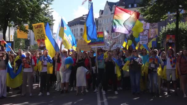 Μια Ομάδα Ανθρώπων Γιορτάζει Υπερηφάνεια Στη Στοκχόλμη Σουηδία Αύγουστος 2022 — Αρχείο Βίντεο