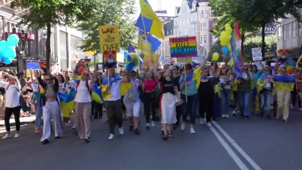 Een Groep Mensen Vieren Trots Stockholm Zweden Augustus 2022 Hoge — Stockvideo