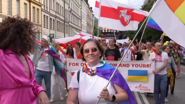 Grupo Personas Celebrando Orgullo Estocolmo Suecia Agosto 2022 Imágenes Alta — Vídeos de Stock