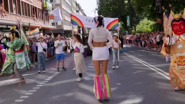 Een Groep Mensen Vieren Trots Stockholm Zweden Augustus 2022 Hoge — Stockvideo