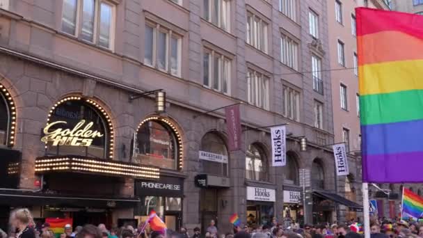 2022年8月 一群人在瑞典斯德哥尔摩庆祝自豪 高质量的4K镜头 — 图库视频影像