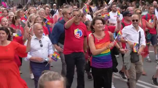 Grupo Pessoas Celebrando Orgulho Estocolmo Suécia Agosto 2022 Imagens Alta — Vídeo de Stock