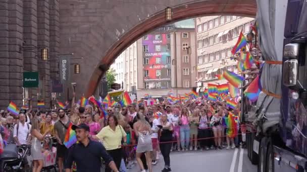 ストックホルムでの誇りを祝う人々のグループスウェーデン8月2022 高品質4K映像 — ストック動画