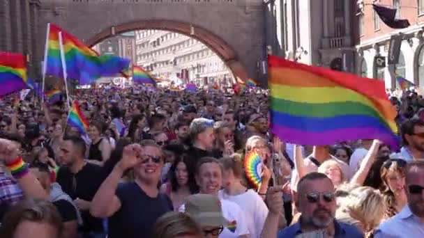 Grupo Pessoas Celebrando Orgulho Estocolmo Suécia Agosto 2022 Imagens Alta — Vídeo de Stock