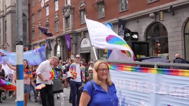 Een Groep Mensen Vieren Trots Stockholm Zweden Augustus 2022 Hoge — Stockvideo